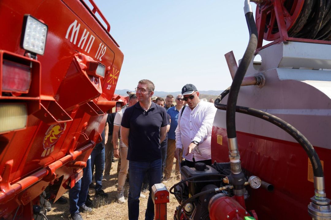 Мицкоски: 38 возила се ставени во употреба за гаснење на пожарите [ГАЛЕРИЈА]