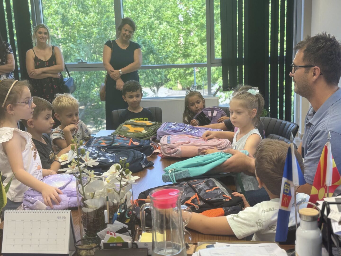 Бесплатни училишни ранци и прибор за 𝟦𝟥𝟢 првачиња од општина Ѓорче Петров