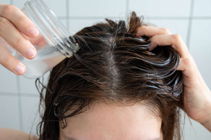 Жените масовно ја мијат косата со брашно – причината зошто го прават тоа е генијална