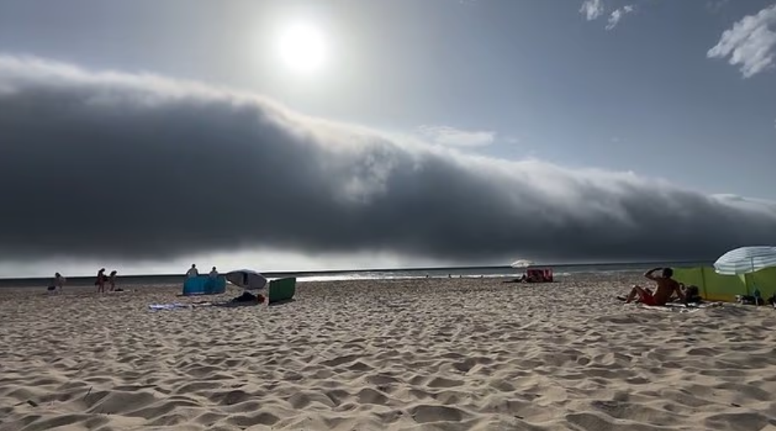 Редок феномен на плажа во Портгуалија ги остави капачите во чудо и неверување [ФОТО]