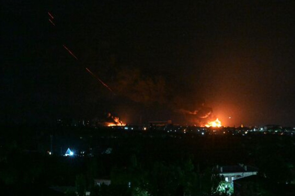 Украинските сили извршија силни напади со беспилотни летала и ракети во окупираните региони Донецк и Луганск