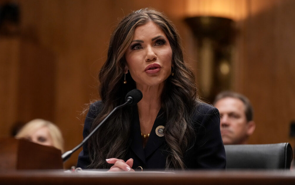 Министерката на Трамп: Агенти сакале да депортираат канибал, тој почнал да се јаде во авионот