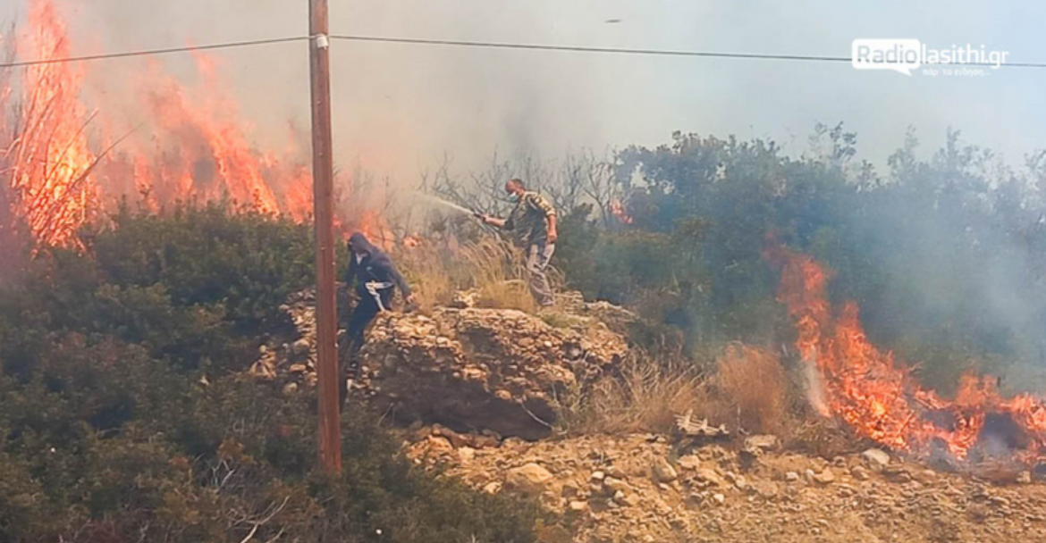 Огромен пожар беснее на југот на Крит: Евакуирани над 1.500 лица, ангажирани повеќе од 200 пожарникари и четири хеликоптери