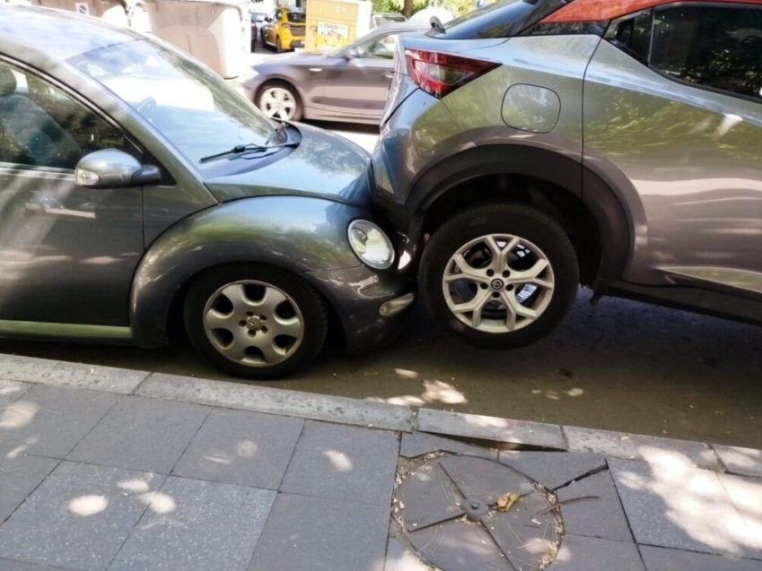 Несекојдневна глетка во Скопје: Автомобил паркиран врз друг автомобил