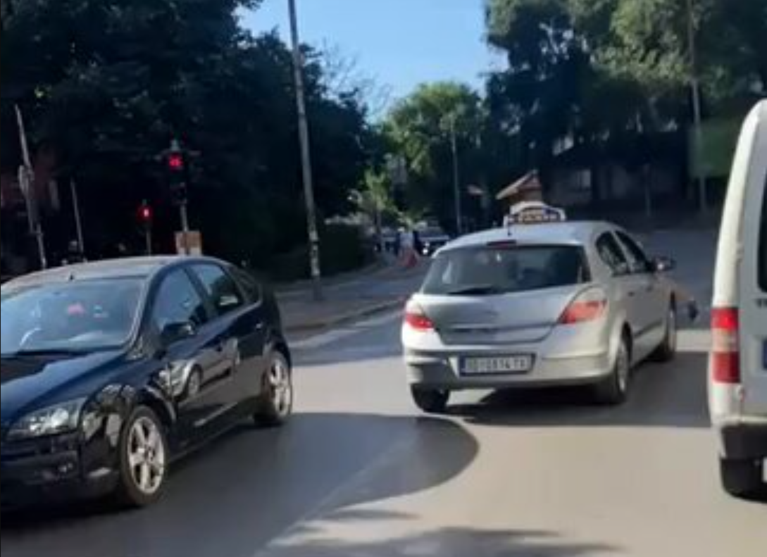 [ВИДЕО] Таксист со својот автомобил се залета во група студенти