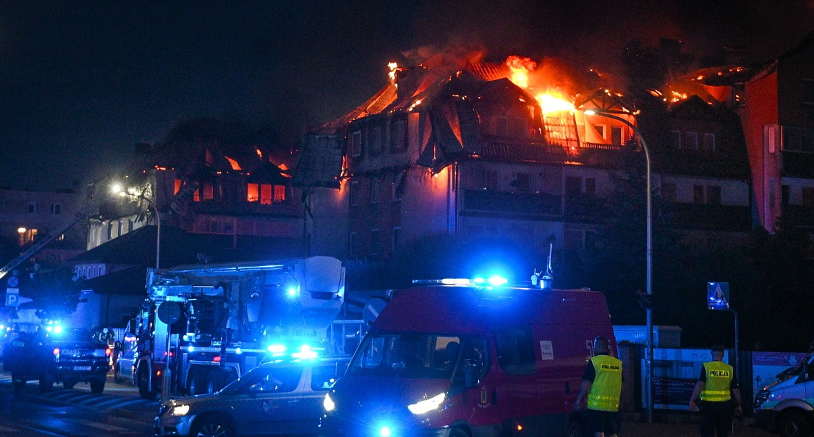 Огромен пожар кај Варшава: 500 луѓе останаа без покрив над глава, уништени над 200 станови