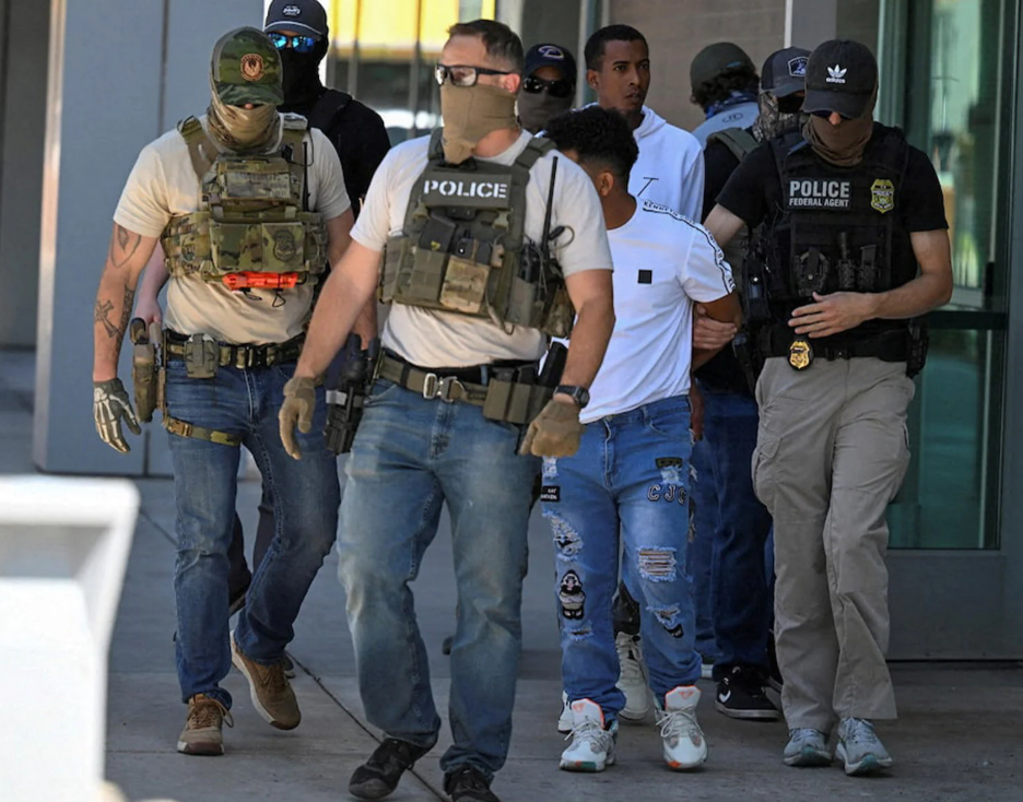 САД распоредуваат 200 маринци на Флорида како поддршка за имиграциските служби