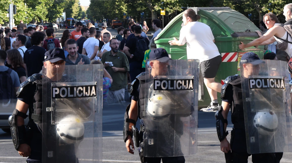 Блокадите во Србија се уште траат – полицијата во цивилки апси од рано изутрина