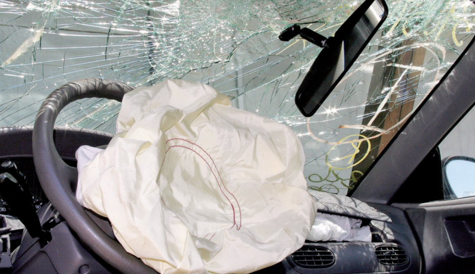 17-годишник со автомобил излетал од патот, повредени три лица