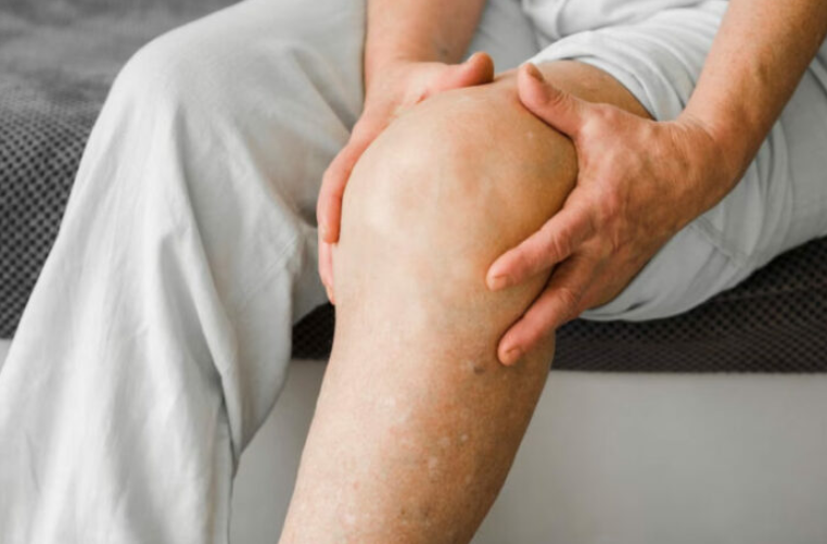 Лек кој го користеле нашите баби и дедовци: Природен и брз начин како да го решите проблемот со отечени нозе