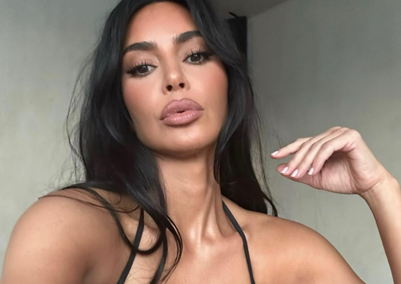 Ким Кардашијан објави нова фотографија и повторно ги освои машките срца – вистинско совршенство [ФОТО]