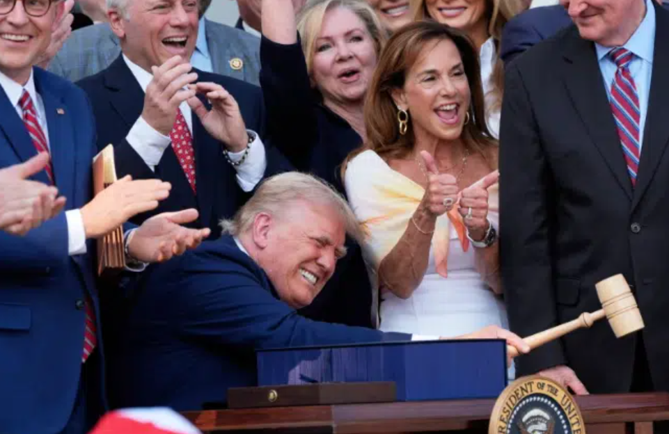 Трамп го потпиша контроверзниот даночен закон на Денот на независноста