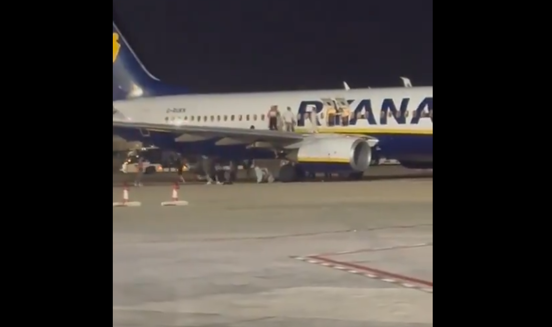 Драма на аеродромот во Палма де Мајорка: Итна евакуација на авион на Ryanair, 18 лица полесно повредени – се појави и првата снимка [ВИДЕО]