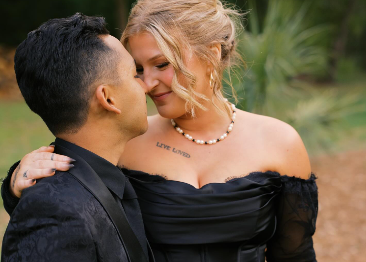 Живее под ист покрив со поранешниот и сегашниот маж: Сите ја осудуваат, но таа има генијална причина