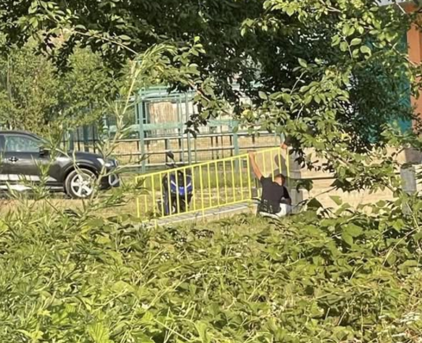 Две лица фатени на дело како со бонсек сечат нова ограда пред влез на градинка во Бутел 1