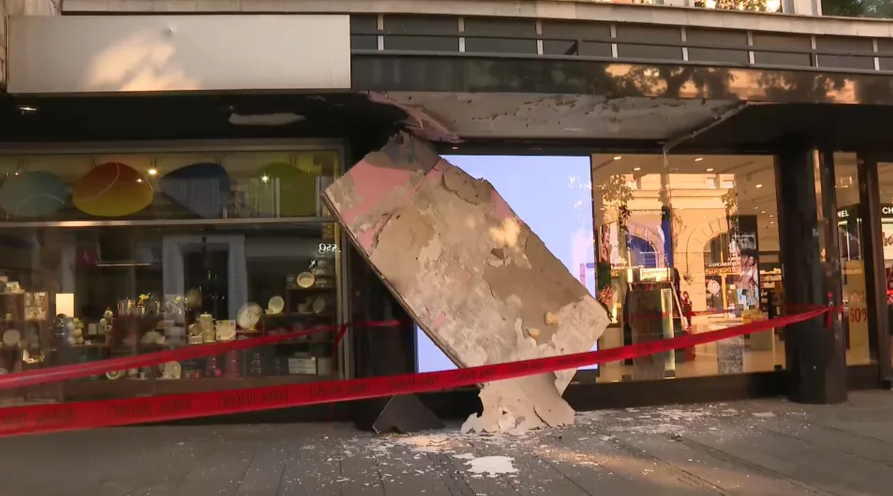 Се урна дел од надстрешница во центарот на Белград