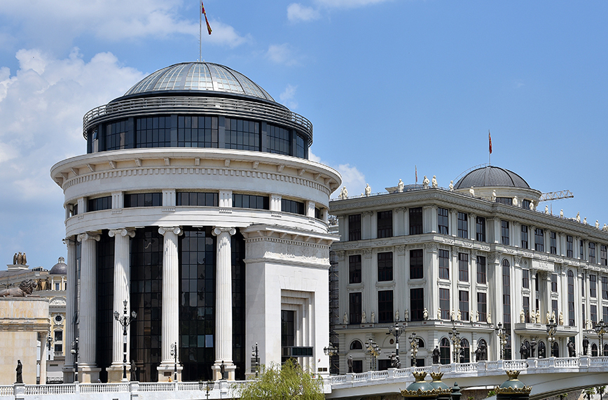 Еден осомничен за одземање автомобил и тешка кражба во Скопје