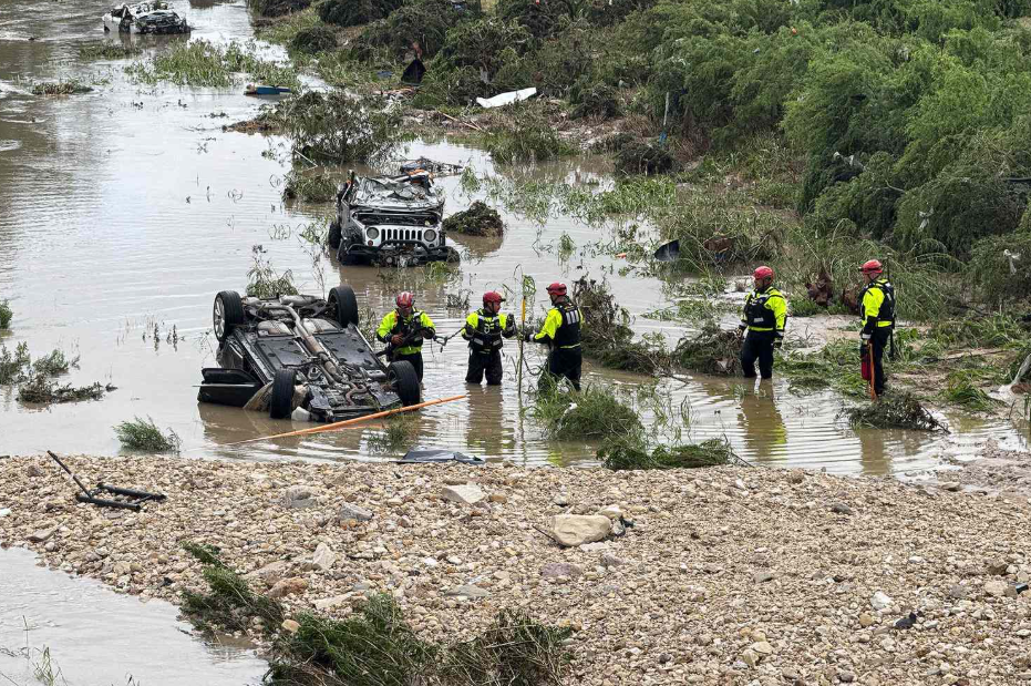 Трагедија во Тексас: 104 загинати во поплавите, сè уште се бараат исчезнати