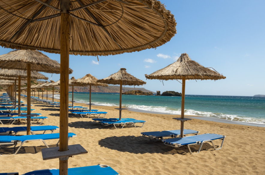 Само за елитата и најбогатите: Туристите во неверување, погледнете колку чини лежалка на плажа во Црна Гора