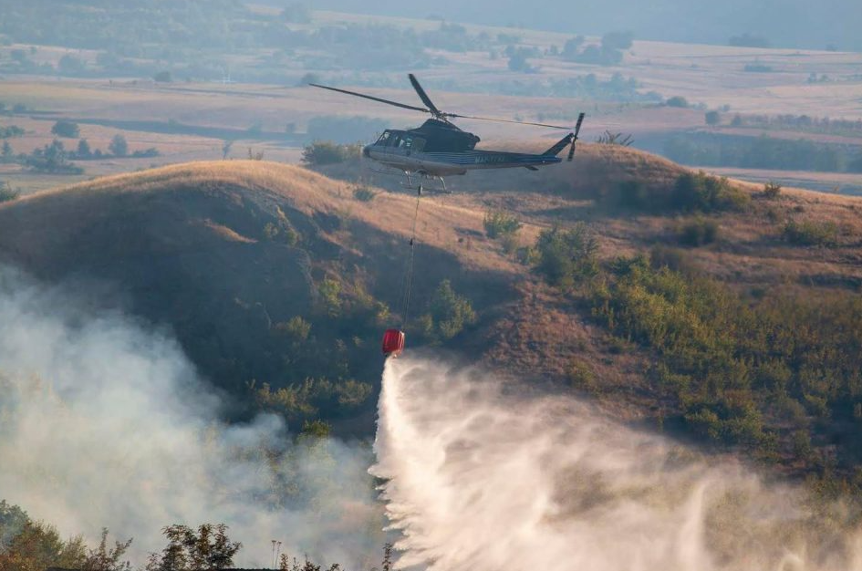 [ВИДЕО] Два полициски хеликоптери интензивно го гасат пожарот кај Чучер-Сандево, досега исфрлени преку 70 тони вода