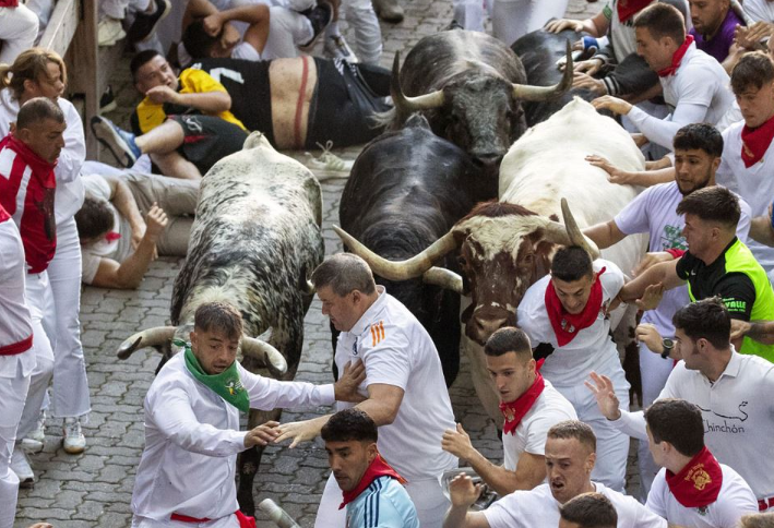 Хорор сцени на фестивалот Сан Фермин: Осум повредени за време на трка со бикови во Шпанија