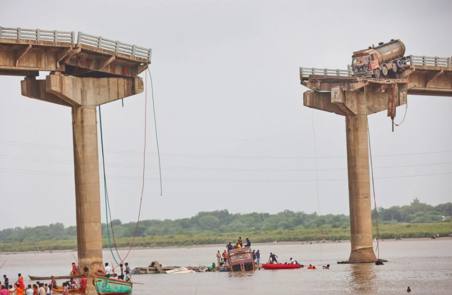 Се урна мост во Индија – голем број загинати [ФОТО]