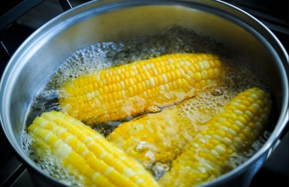 Трик на професионалните готвачи: Еве како да сварите пченка за само 10 минути