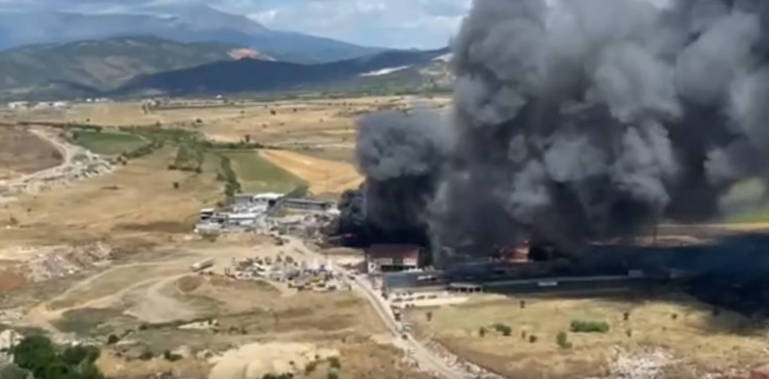 Полициски хеликоптер вклучен во гасење на пожарот во скопско Визбегово