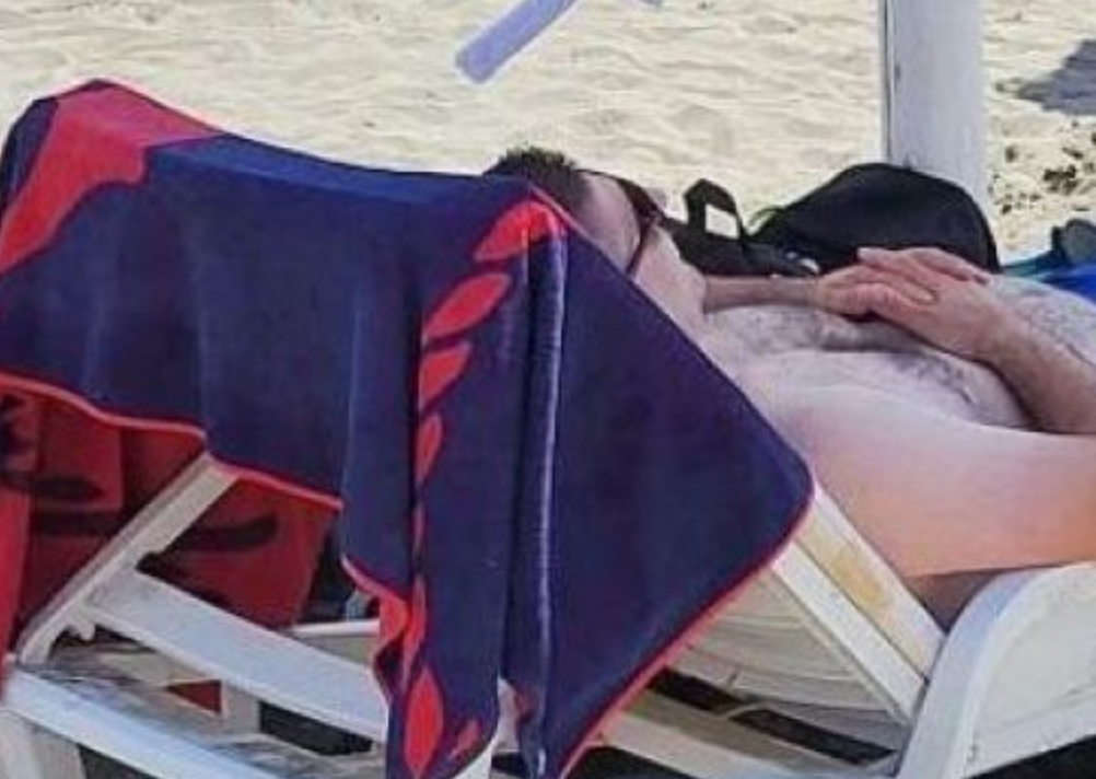 Фотографија поради која Балканот плаче од смеа: “Кога лежалките се 200 евра на ден, мора вака”
