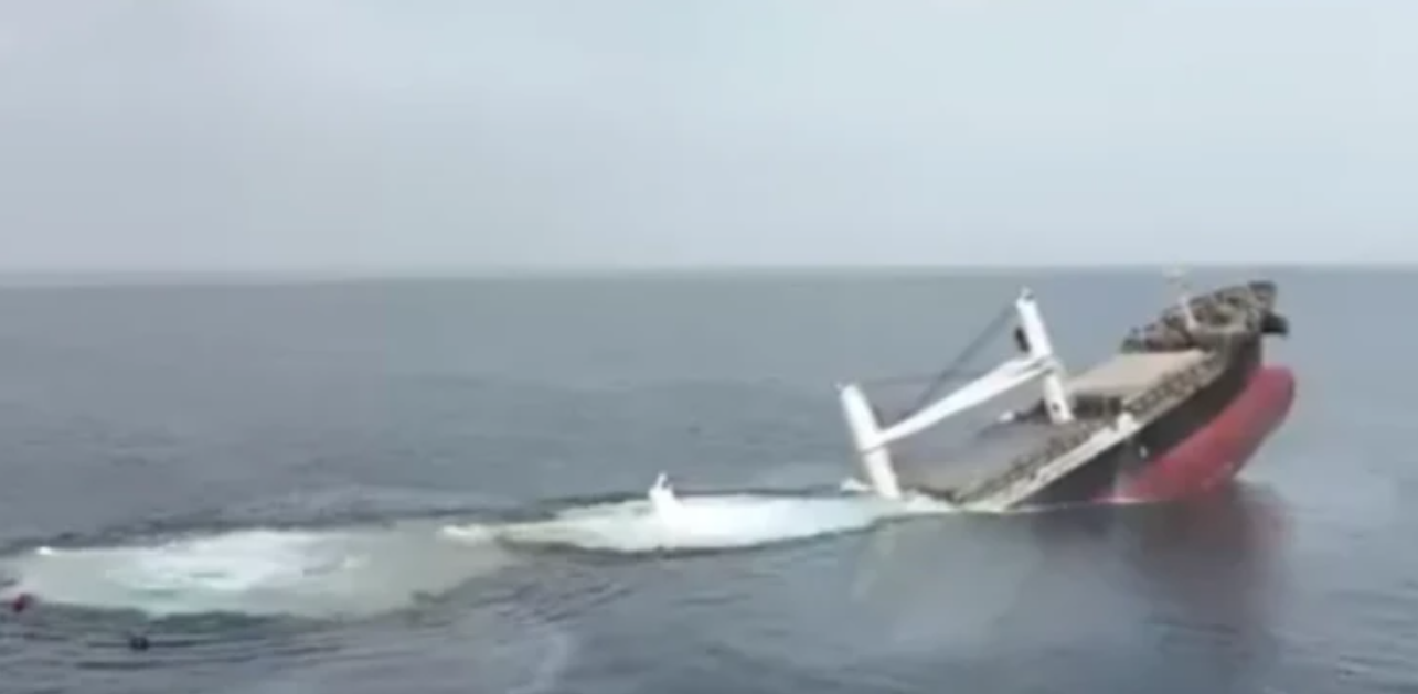 (ВИДЕО) Страшна акција на Хутите: Брод погоден со дронови и ракети – пловеше кон Израел, а заврши на дното на морето