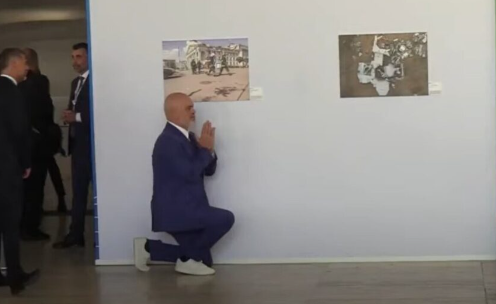 Еди Рама повторно и клекна на Џорџа Мелони – причината ќе ве изненади [ВИДЕО]