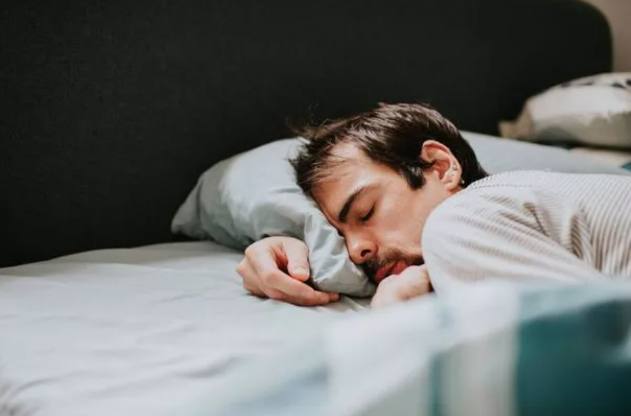 Популарната ноќна навика може да резултира со прерана смрт: Сите Македонци го прават ова, но не знаат дека си го уништуваат срцето