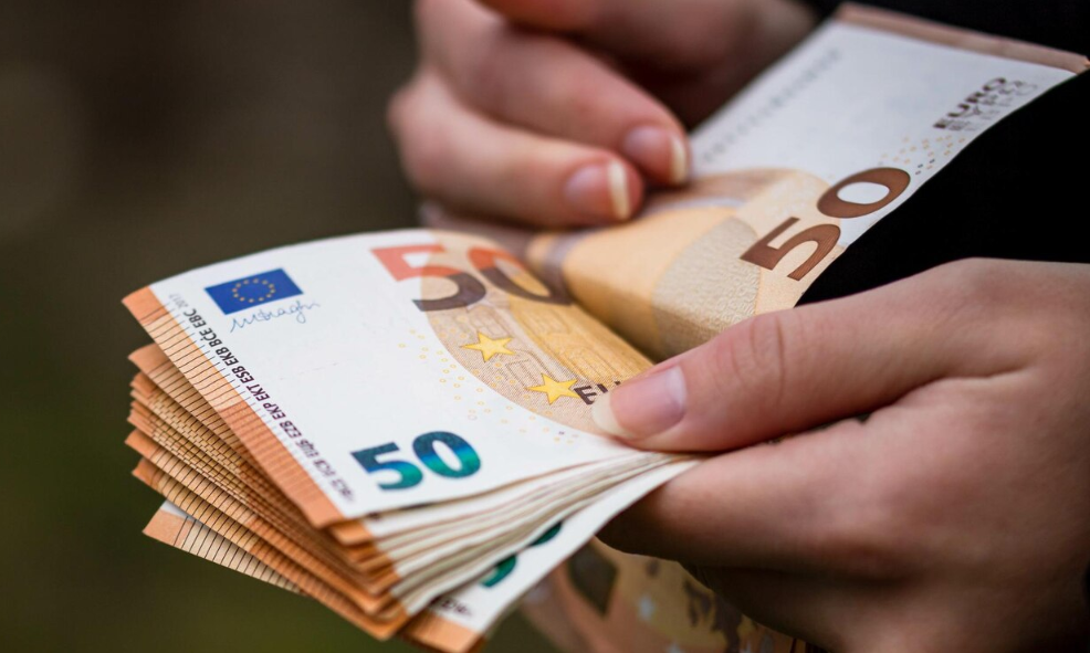 Огромно богатство пристигнува за три хороскопски знаци до крајот на овој месец