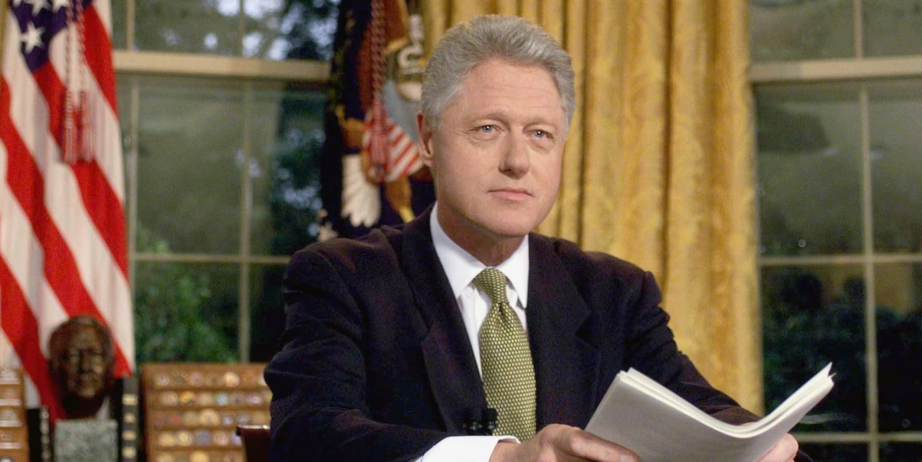 Бил Клинтон се прошета во Лошињ – фотографите го препознаа поради еден детаљ [ФОТО]