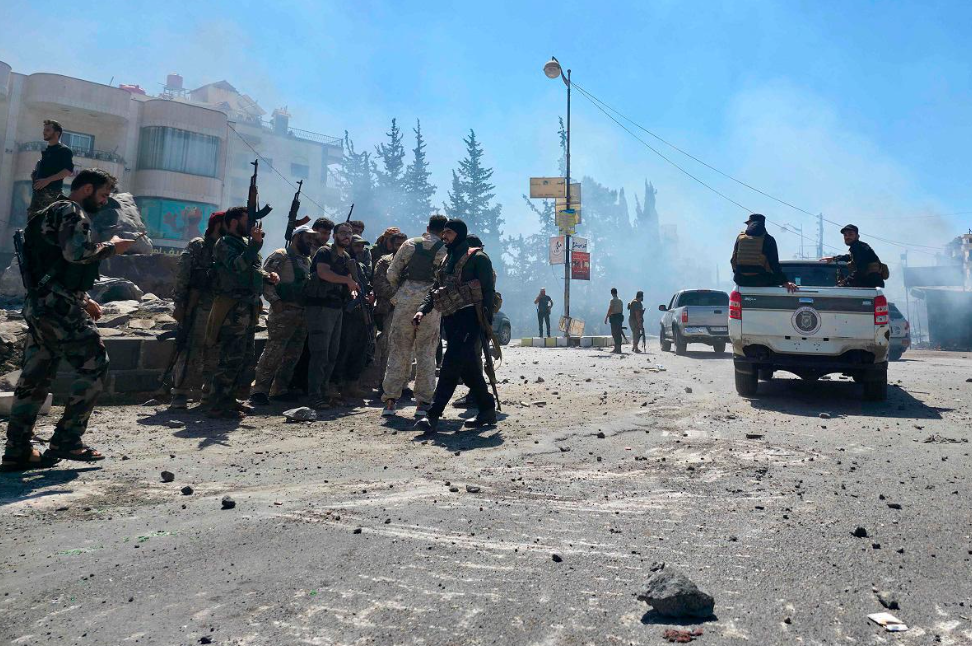 Крвави судири на југот од Сирија: Се вклучи и Израел, нападна воени тенкови, речиси 100 загинати – армијата влезе во градот