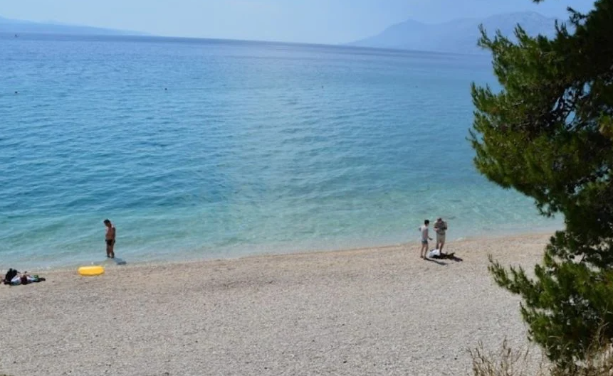 Само на Балканот: Човек починал на плажа, телото стоело два часа под чадор на преполна плажа