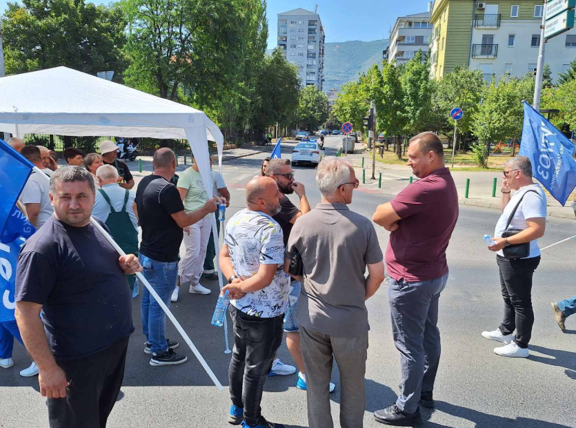 Протест на „Флораком“ – вработените во фирмата ќерка на „Паркови и зеленило“ бараат исплата на платата за јуни