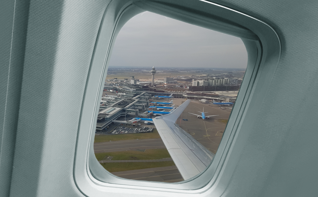 Причината ќе ве изненади: Еве зошто стјуардесите бараат да се подигнат ролетните при полетување и слетување