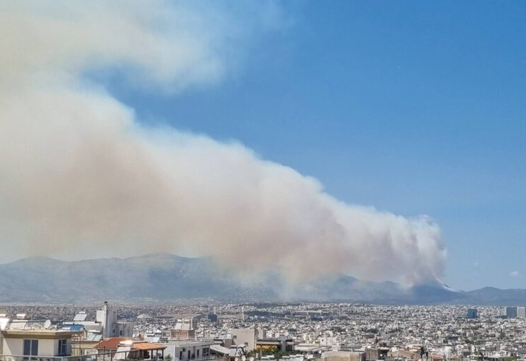 Голем пожар во близина на Атина – ангажирани воздухоплови и десетици пожарникари