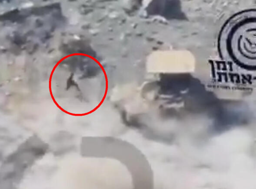 Снимка од Газа која го обиколи светот: Палестински борец против два израелски тенка [ВИДЕО]