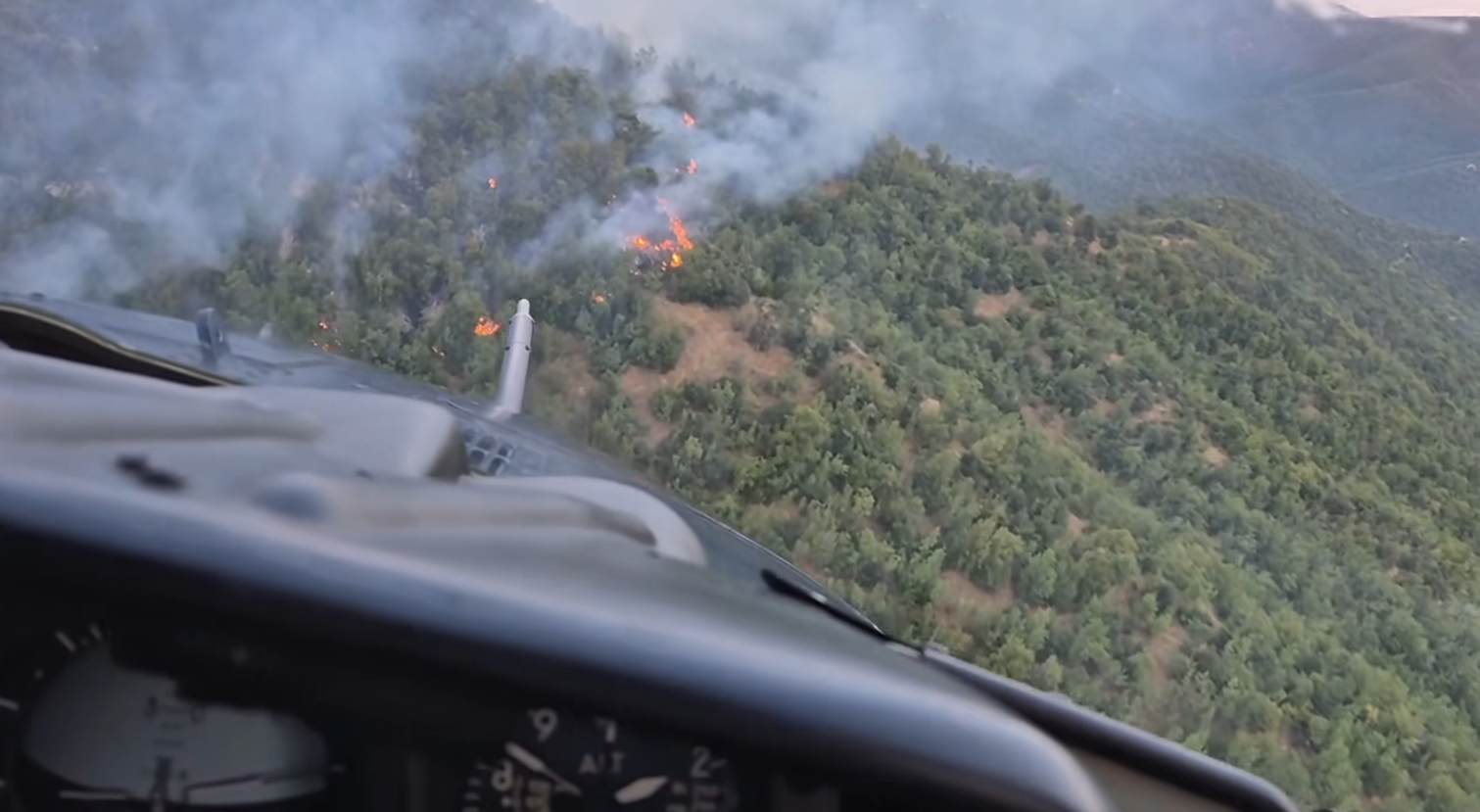 Полицискиот хеликоптер исфрли повеќе од 35 тони вода врз пожарот во струмичко