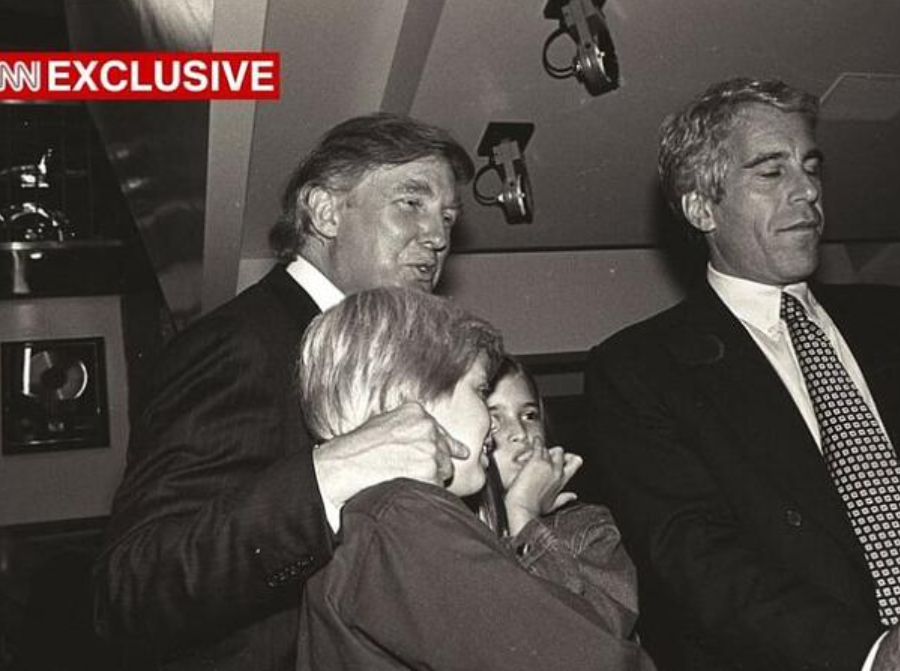 CNN објави досега невидени фотографии: Трамп во друштво со Џефри Епстин