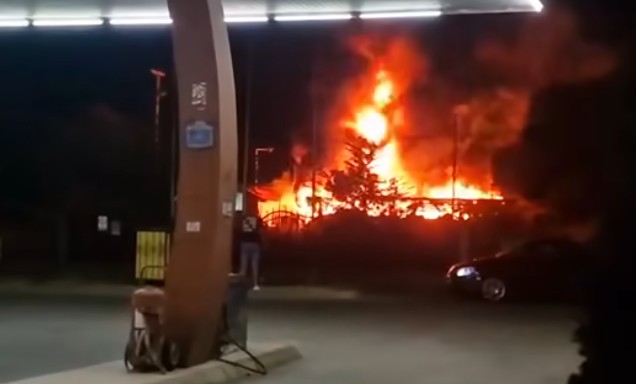 Пожар ноќеска во Кочани – изгореа автобуси на плац веднаш до бензинската “Авто Петрол” (ВИДЕО)