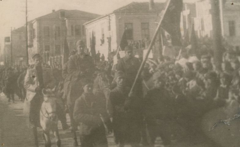 Историски момент: Егејската бригада во ослободена Битола [ФОТО]