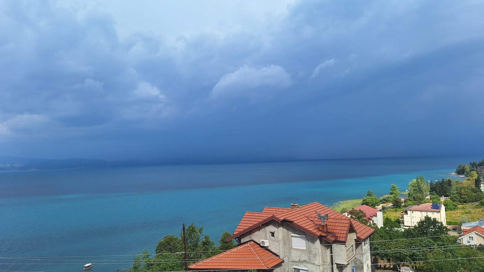 (ФОТО) Олуен облак над Охридското езеро
