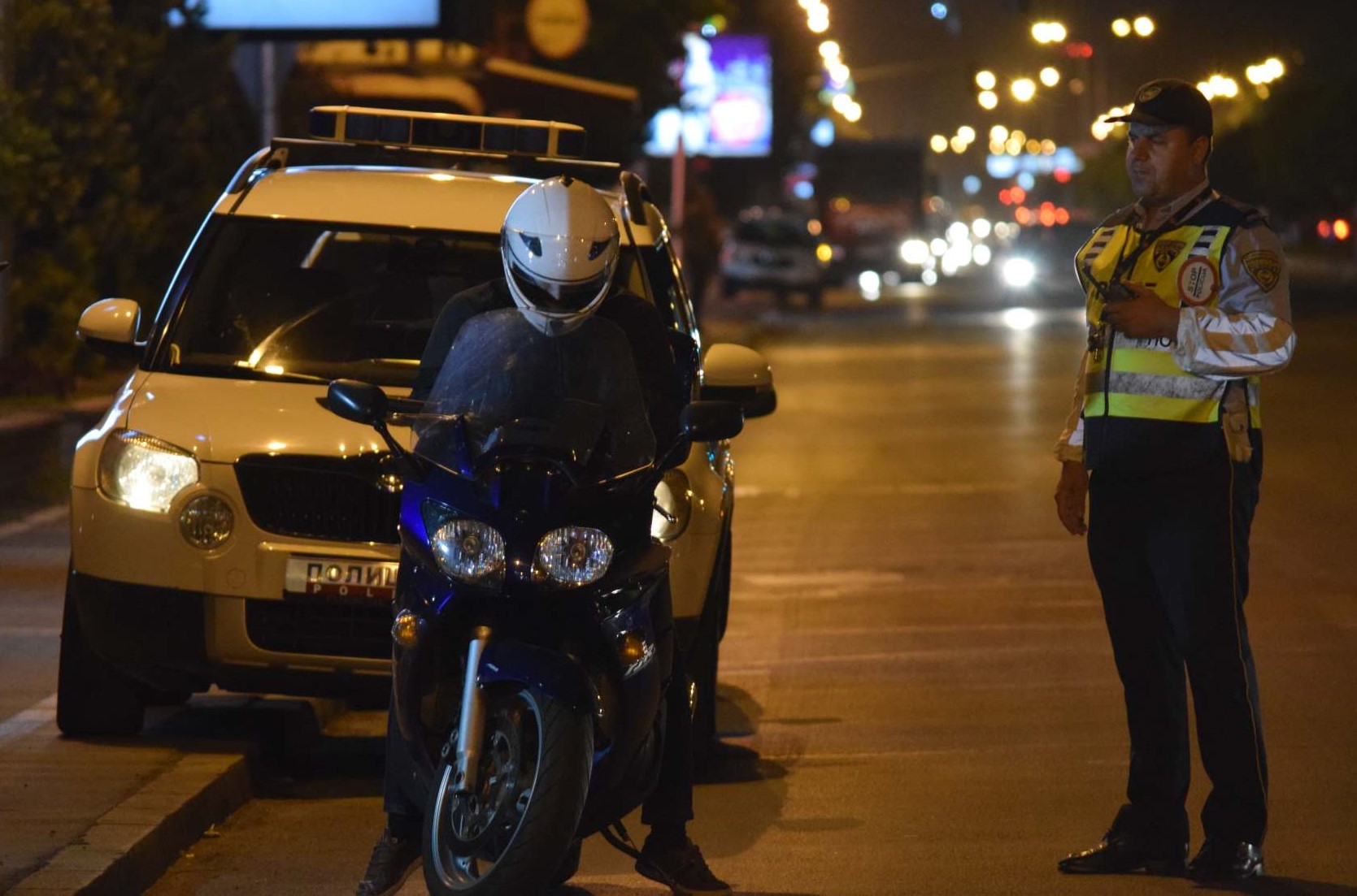 Скопската полиција синоќа констатираше 128 сообраќајни прекршоци, 94 возачи на мотоцикл, лишено од слобода едно лице, пронајден кокаин