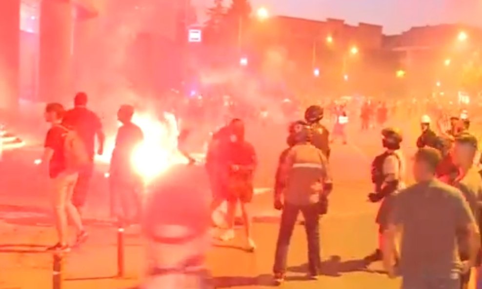 Ескалираше ситуацијата во Србија: Крвава ноќ низ Србија, студентите обвинуваат дека власта сакала граѓанска војна