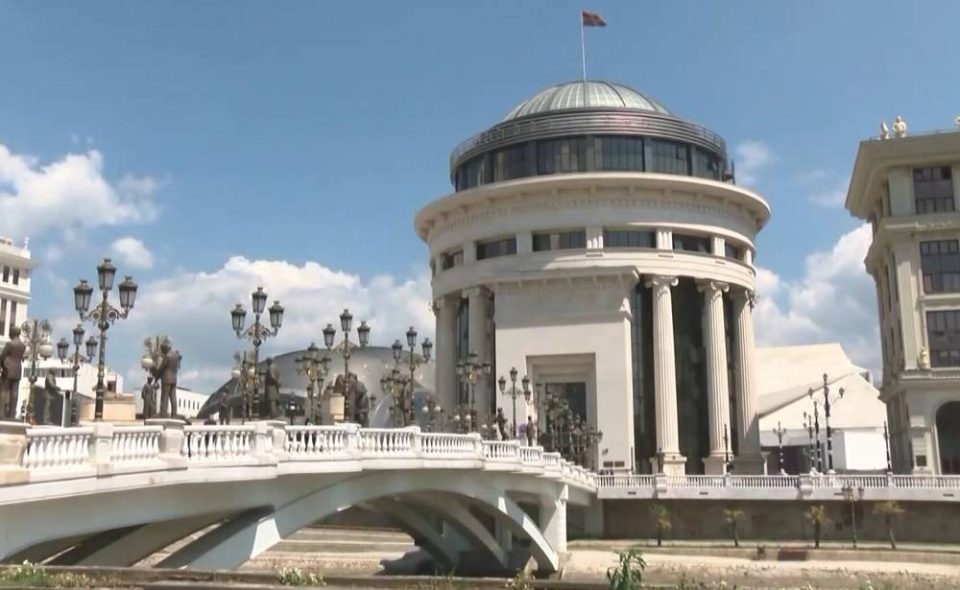 СЛОБОДАТА НА ЕВРОПА: Германската полиција приведе 14 годишно девојче бидејќи протестирало за Палестина