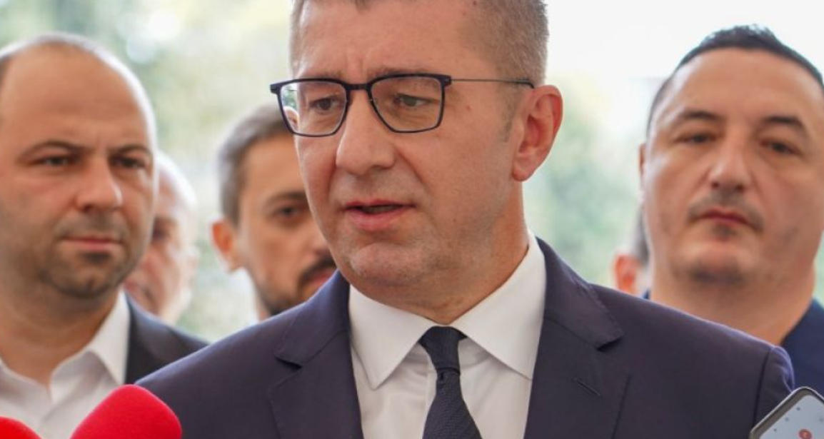 Мицкоски со остра осуда за скандирањата на ксенофобични пораки и национализам на натпреварот Македонија-Романија во Куманово