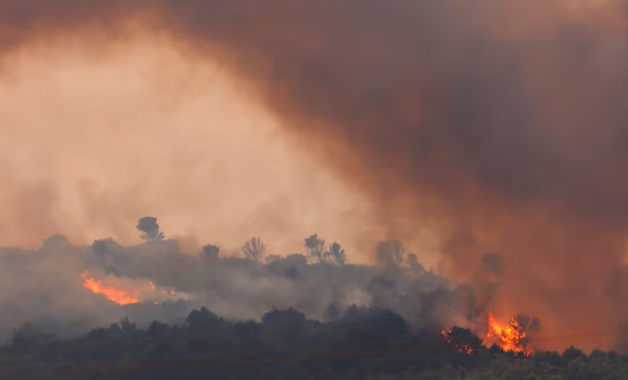 Катастрофален пожар ја зафати Франција: Затворени патишта, евакуирани илјадници луѓе